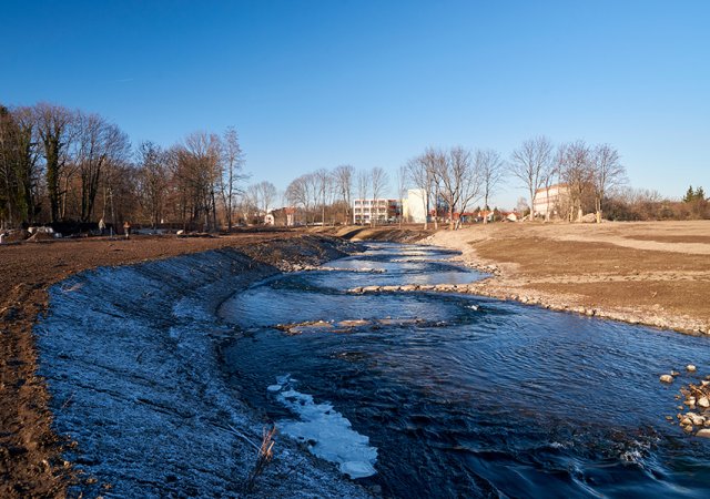 Schwellen im Fluss.