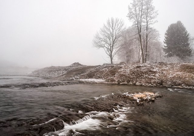 Fluss im Winter.
